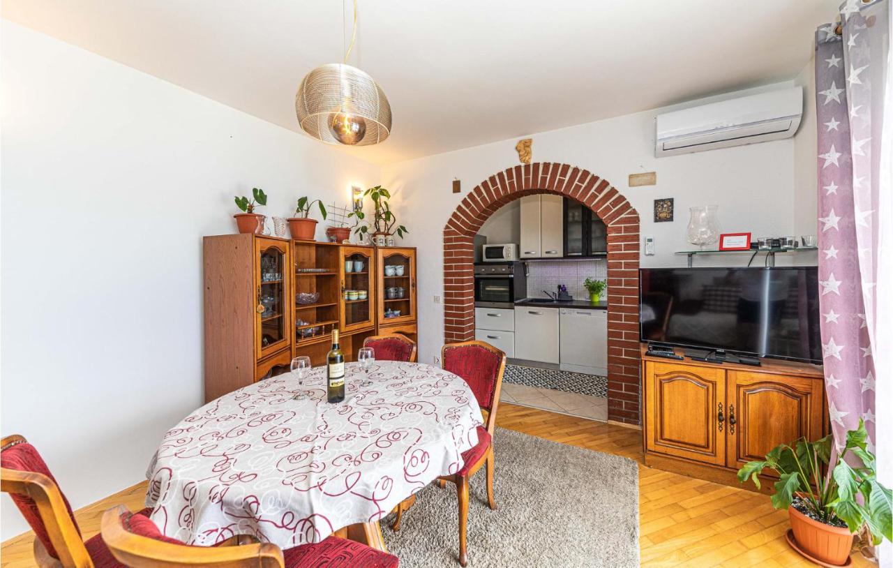 2 Bedroom Beautiful Apartment In Okrug Gornji Trogir Luaran gambar